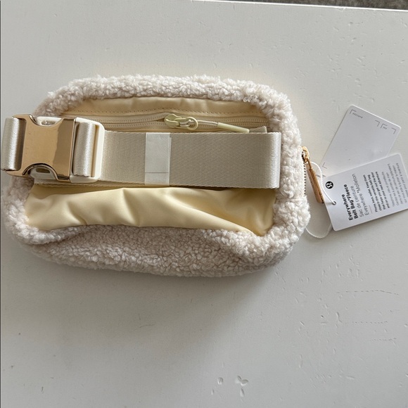 NWT Lululemon Everywhere Fleece Belt Bag- Natural Ivory/Trench - Picture 5 of 6